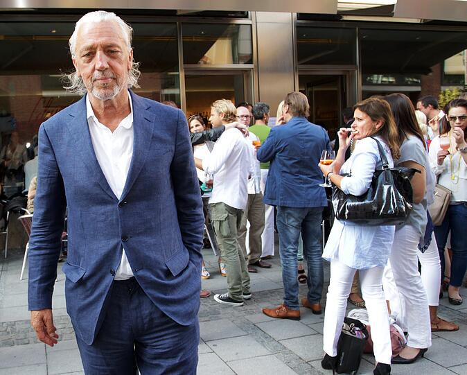 Charles Schumann feiert seine &bdquo;Tagesbar&ldquo; &ndash; natürlich auch mitten auf der Straße. Die besten Bilder der Jubiläums-Fete.