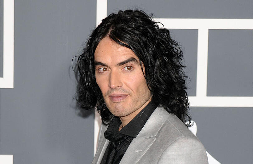 Russell Brand hat seinem Regisseur auf der Toilette "einen runtergeholt"