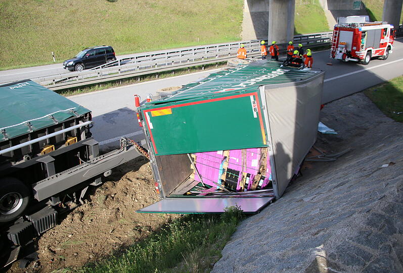Bei einem Unfall auf der A94 krachte am Montag ein Lkw auf die Seite. Die Autobahn musste gesperrt werden.