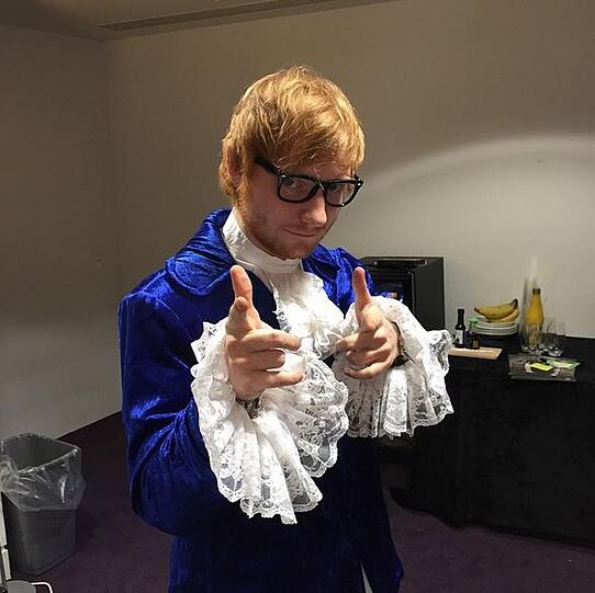 Passt wie Faust aufs Auge: Ed Sheeran als Austin Powers.