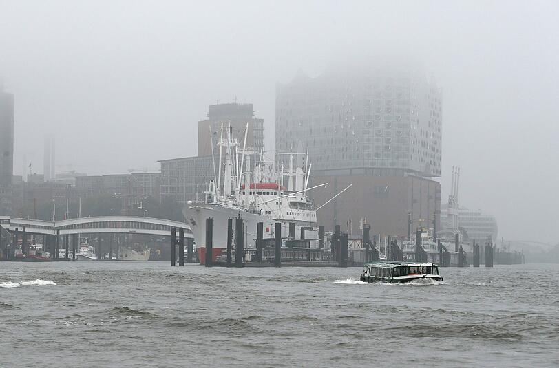 In Nebel gehüllt: Die fertiggestellte Elbphilharmonie in Hamburg.