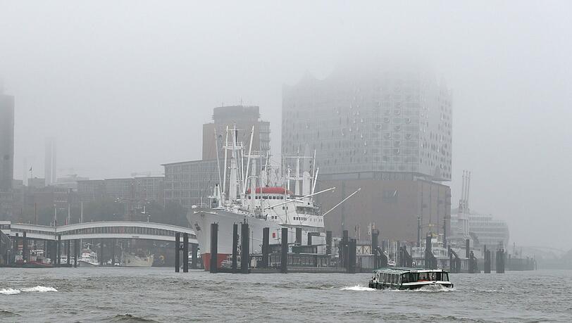 In Nebel gehüllt: Die fertiggestellte Elbphilharmonie in Hamburg. In Nebel gehüllt: Die fertiggestellte Elbphilharmonie in Hamburg.