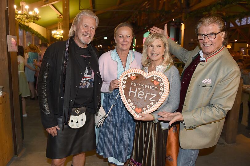 Johnny Logan und Frau Tanja Surmann mit Marianne und Michael