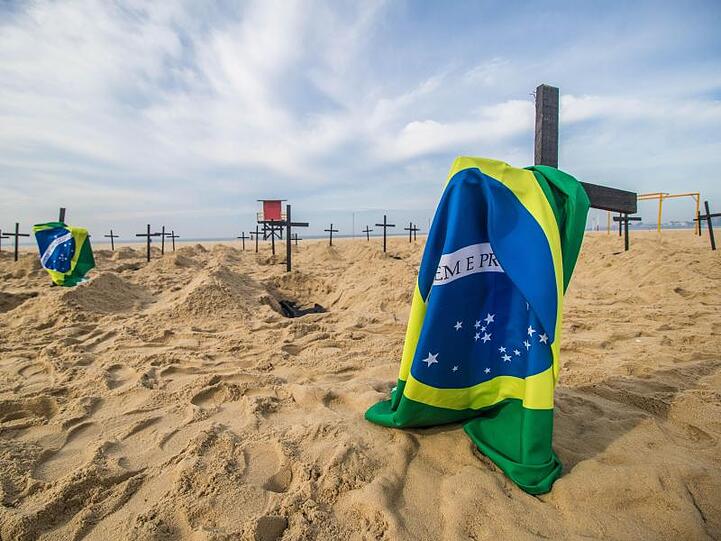 Protestaktion am berühmten Copacabana-Strand in Rio de Janeiro: Eine NGO hat Grabkreuze und brasilianische Flaggen aufgestellt.