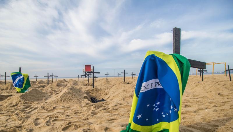 Protestaktion am berühmten Copacabana-Strand in Rio de Janeiro: Eine NGO hat Grabkreuze und brasilianische Flaggen aufgestellt. Protestaktion am berühmten Copacabana-Strand in Rio de Janeiro: Eine NGO hat Grabkreuze und brasilianische Flaggen aufgestellt.