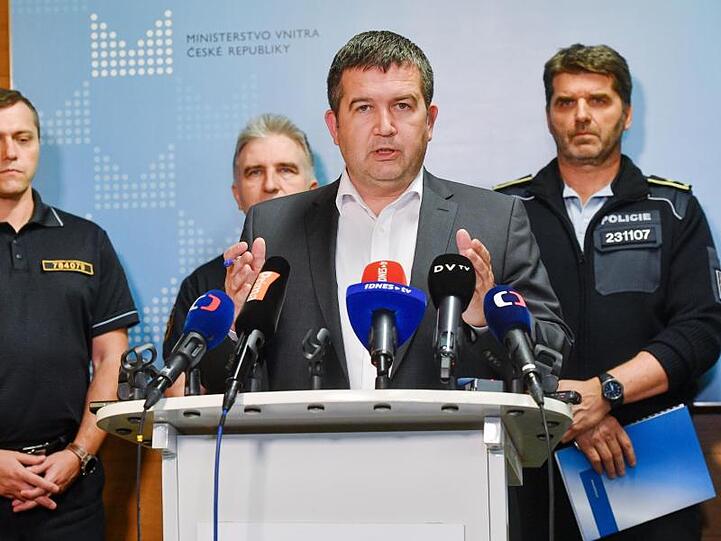 Jan Hamacek, Innenminister von Tschechien, spricht bei einer Pressekonferenz über Maßnahmen im Kampf gegen das Coronavirus. Foto: Vít ?imánek/CTK/dpa