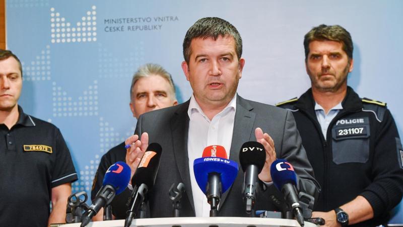 Jan Hamacek, Innenminister von Tschechien, spricht bei einer Pressekonferenz über Maßnahmen im Kampf gegen das Coronavirus. Foto: Vít ?imánek/CTK/dpa Jan Hamacek, Innenminister von Tschechien, spricht bei einer Pressekonferenz über Maßnahmen im Kampf gegen das Coronavirus. Foto: Vít ?imánek/CTK/dpa