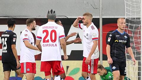 Torjäger Simon Terodde (2.v.r.) traf für den HSV in Paderborn zweimal.