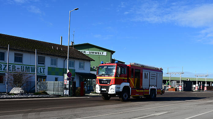 Ein Feuerwehrfahrzeug an einem Recyclingbetrieb in Eitting. In dem Betrieb war am Freitagmorgen ein Feuer ausgebrochen, 13 Menschen wurden Polizeiangaben zufolge verletzt.