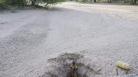 In Ostafrika sind laut Welthungerhilfe aktuell mehr als 36 Millionen Menschen von einer extremen Dürre betroffen. Hier gräbt ein Mädchen in Kenia in einem ausgetrockneten Flussbett nach Wasser.