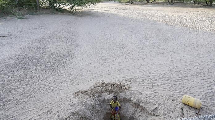 In Ostafrika sind laut Welthungerhilfe aktuell mehr als 36 Millionen Menschen von einer extremen Dürre betroffen. Hier gräbt ein Mädchen in Kenia in einem ausgetrockneten Flussbett nach Wasser.