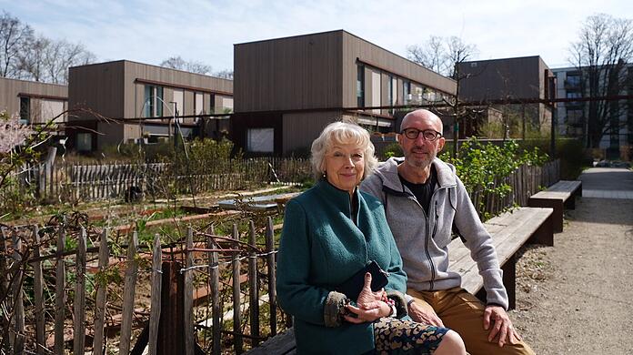Christa Ebermayer und Manfred Hagl vor den Gemüse- und Obstgärten. Seit 2019 sind sie Eigentümer in der Baugemeinschaft Team3. Nach dem Auswahlverfahren von „Mehr Grün für München“ 2020/2021 wurden sie im Jahr darauf mit dem ersten Platz geehrt.