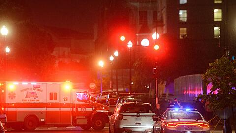 Nach der tödlichen Attacke auf zwei Mitarbeiter der israelischen Botschaft in Washington ist der mutmaßliche Täter wegen Mordes angeklagt worden.