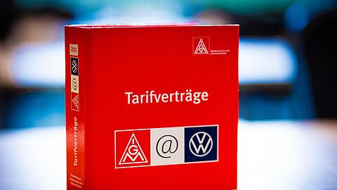 Tarifverträge, hier ein Ordner zu den Regeln bei VW, sollen künftig wieder stärker zur Regel werden. (Archivfoto)