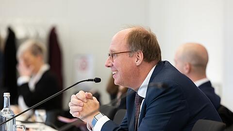 Am Nachmittag trat der Kanzleramtschef von Schröders Nachfolgerin Angela Merkel, Helge Braun, in den Zeugenstand des Untersuchungsausschusses.