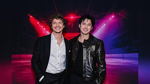 Connor Storrie (links) und Hudson Williams sind die Stars der Serie "Heated Rivalry".