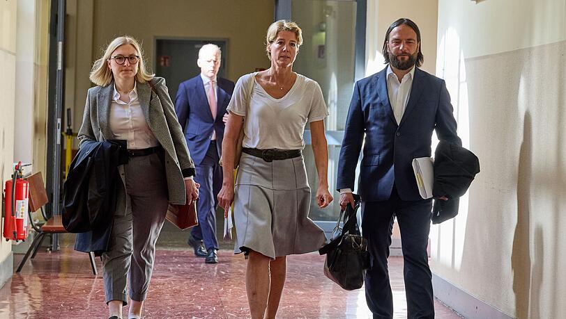 Christina Block (m.) mit ihren Verteidigern auf dem Weg ins Gericht. Christina Block (m.) mit ihren Verteidigern auf dem Weg ins Gericht.