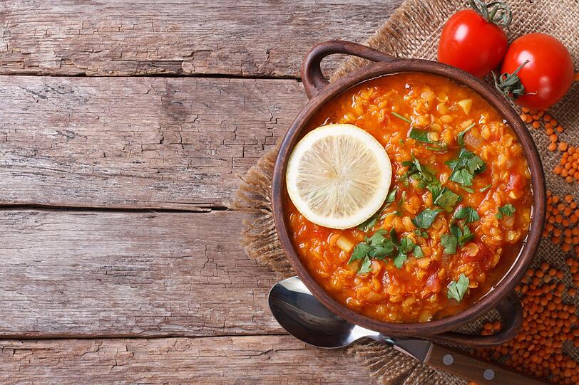 Tomaten aus der Dose sind für eine Vielzahl an Gerichten einsetzbar, wie auch für eine gesunde Linsensuppe. Damit lassen sich nicht nur hungrige Münder am Essenstisch satt bekommen, sondern ganz nebenbei auch die Eisenspeicher im Körper auffüllen. Für die Suppe werden Zwiebeln und Knoblauch angebraten, gewaschene rote Linsen hinzugefügt und mit Tomaten und Wasser oder Gemüsebrühe aufgefüllt. Tomaten aus der Dose sind für eine Vielzahl an Gerichten einsetzbar, wie auch für eine gesunde Linsensuppe. Damit lassen sich nicht nur hungrige Münder am Essenstisch satt bekommen, sondern ganz nebenbei auch die Eisenspeicher im Körper auffüllen. Für die Suppe werden Zwiebeln und Knoblauch angebraten, gewaschene rote Linsen hinzugefügt und mit Tomaten und Wasser oder Gemüsebrühe aufgefüllt.