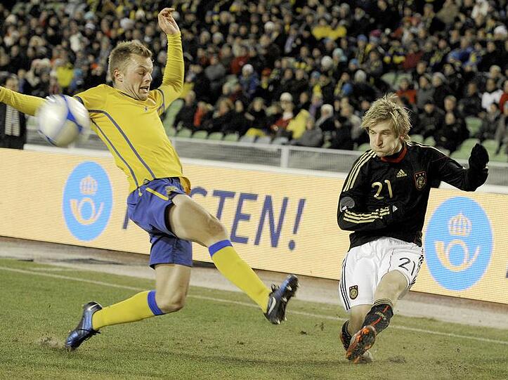 Marko Marin (r) flankt am Sweden Sebastian Larsson vorbei.
