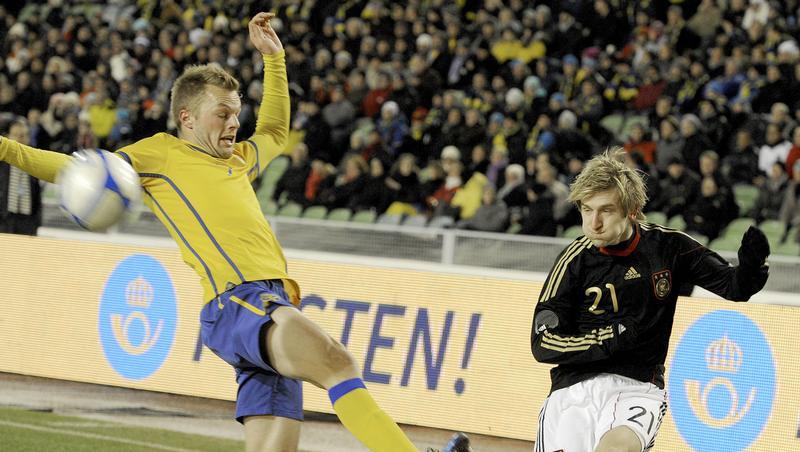 Marko Marin (r) flankt am Sweden Sebastian Larsson vorbei. Marko Marin (r) flankt am Sweden Sebastian Larsson vorbei.