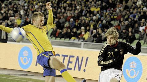 Marko Marin (r) flankt am Sweden Sebastian Larsson vorbei.