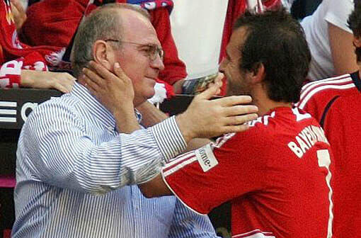 Uli Hoeneß herzt Mehmet Scholl bei dessen letzter Auswechslung im Trikot des FC Bayern.