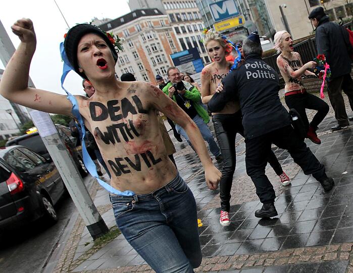 Gegen den  EU-Russland-Gipfel in Brüssel regt sich Widerstand. Vor dem Eintreffen von Putin demonstriert die Organisation FEMEN mit blanken Brüsten. Die Bilder der Demonstration, die von der Polizei aufgelöst werden muss.
