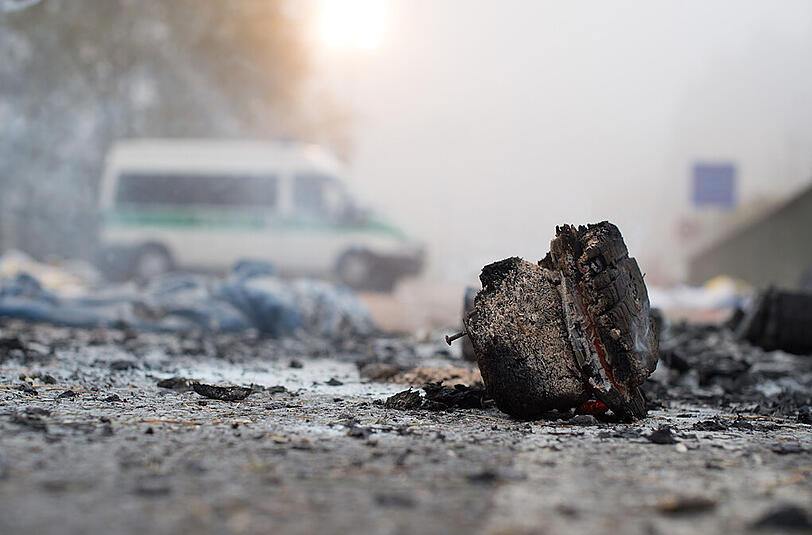 Die Überreste eines Lagerfeuers, an dem sich Flüchtlinge in der Nacht gewärmt haben.