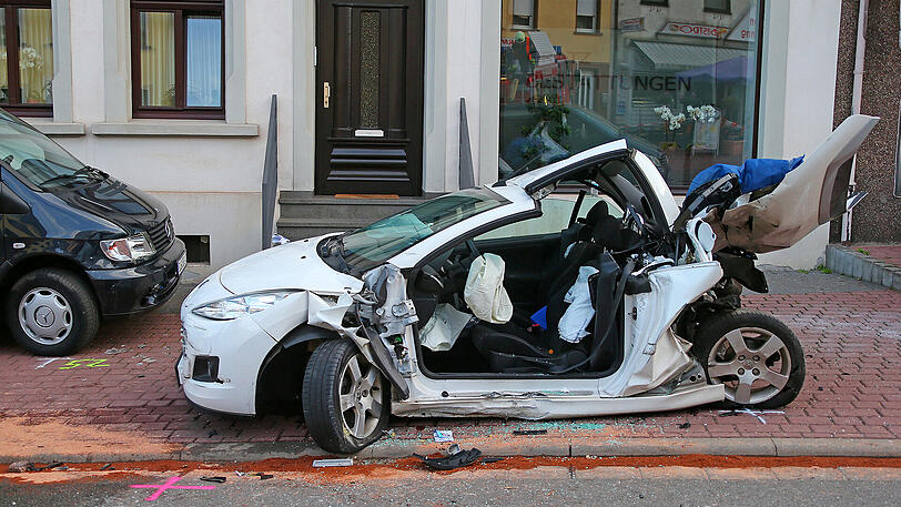 Ein Auto am Unfallort - es ist vollkommen zerstört.