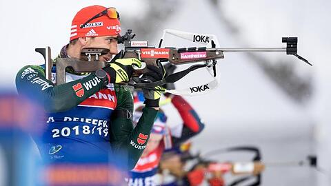 Arnd Peiffer übt am Schießstand für die WM-Staffel.