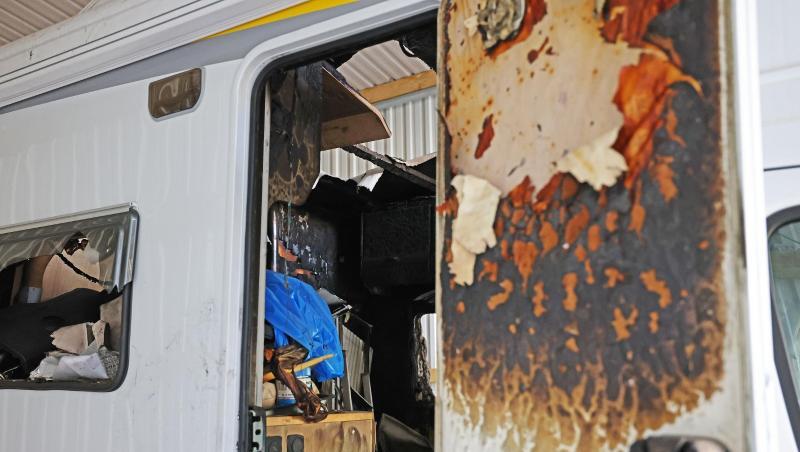 Das Wohnmobil der NSU-Terrorzelle steht mit Brandspuren in der Asservatenkammer des Bundeskriminalamtes.