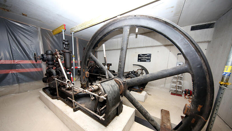 Fast wie im Deutschen Museum: die Dampf-Kältemaschine im Keller. Fast wie im Deutschen Museum: die Dampf-Kältemaschine im Keller.