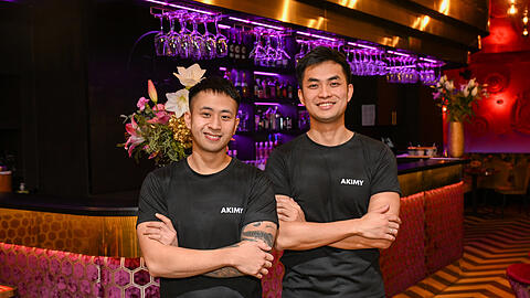 Tung (l.) und Duc Anh haben ihr Lokal kunterbunt, aber geschmackvoll und mit viel Liebe zum Detail eingerichtet.