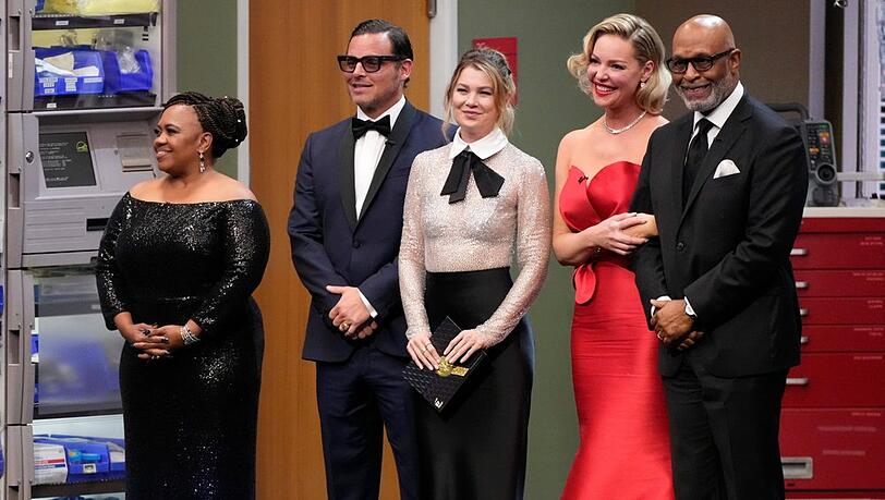 Wiedersehen auf der Emmy-Bühne: Chandra Wilson, Justin Chambers, Ellen Pompeo, Katherine Heigl und James Pickens (v.l.).