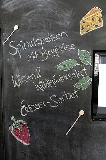 Spinat und Salat für Spatzen und einen Wiesen- und Kräutersalat zu Schnippeln und zu Brutzeln fanden sie doch lustiger als eine Playstation.