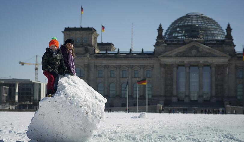 Auch vor dem Reichstag isz von Frühling keine Spur.
