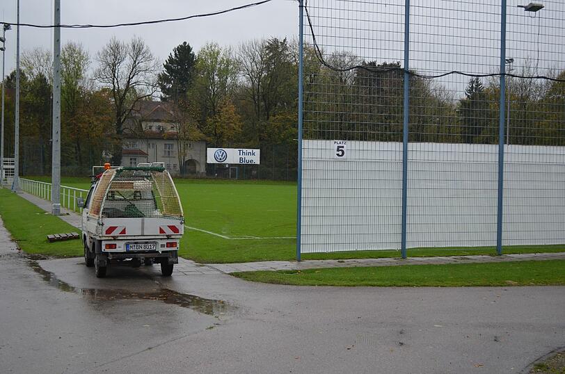 Die Löwen machen ernst und ziehen ihr Geheimtraining durch. Jetzt werden an der Grünwalder Straße weiße Folien hochgezogen. Die Bilder.