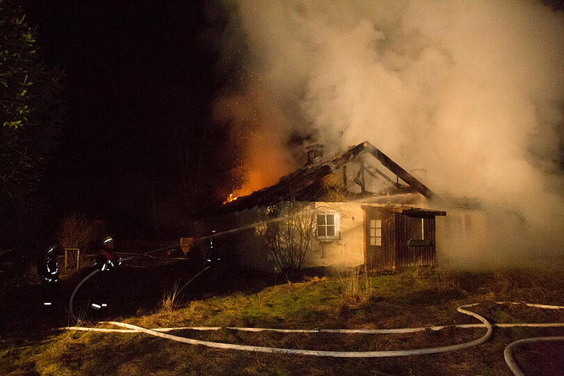 Wohnhausbrand in Wäschhausen - die Bilder vom Feuerwehreinsatz