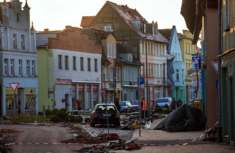 Tief Zoran zerlegt Teile Norddeutschlands: Die Straßen in Bützow sind mit Ziegeln übersät. Laut Augenzeugen wurden Autos durch den starken Wind von Ort und Stelle bewegt.