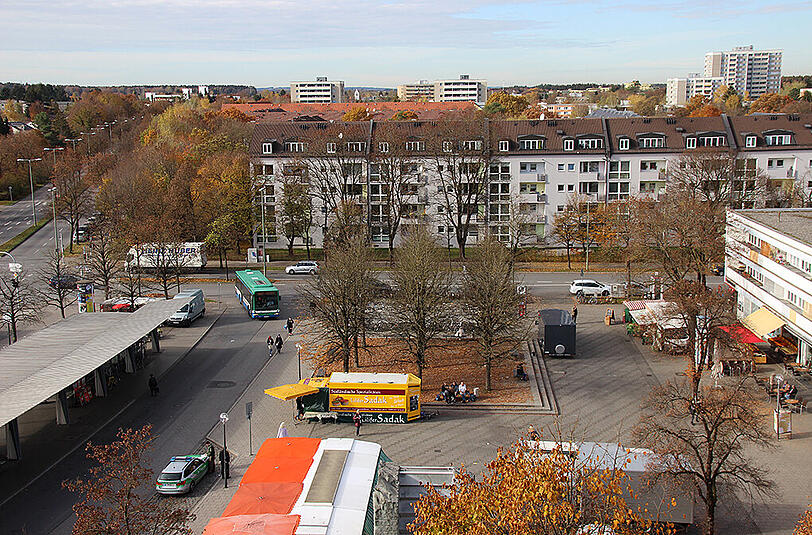 Schweizer Platz: Nur wenn Wochenmarkt ist in Fürstenried, treffen sich hier die Menschen aus dem Viertel.