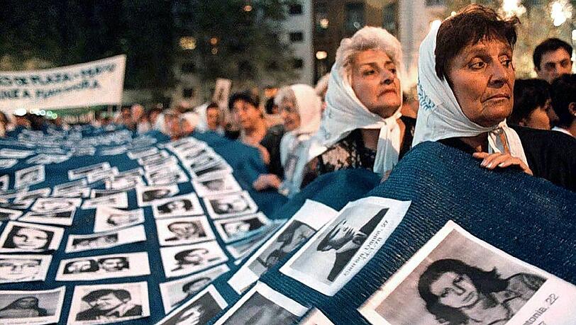 Angehörige der argentinischen Menschenrechtsgruppe Mütter des Maiplatzes, "Madres de la Plaza de Mayo, erinnern in Buenos Aires an die Opfer der Militärdiktatur. (Archivbild). Angehörige der argentinischen Menschenrechtsgruppe Mütter des Maiplatzes, "Madres de la Plaza de Mayo, erinnern in Buenos Aires an die Opfer der Militärdiktatur. (Archivbild).