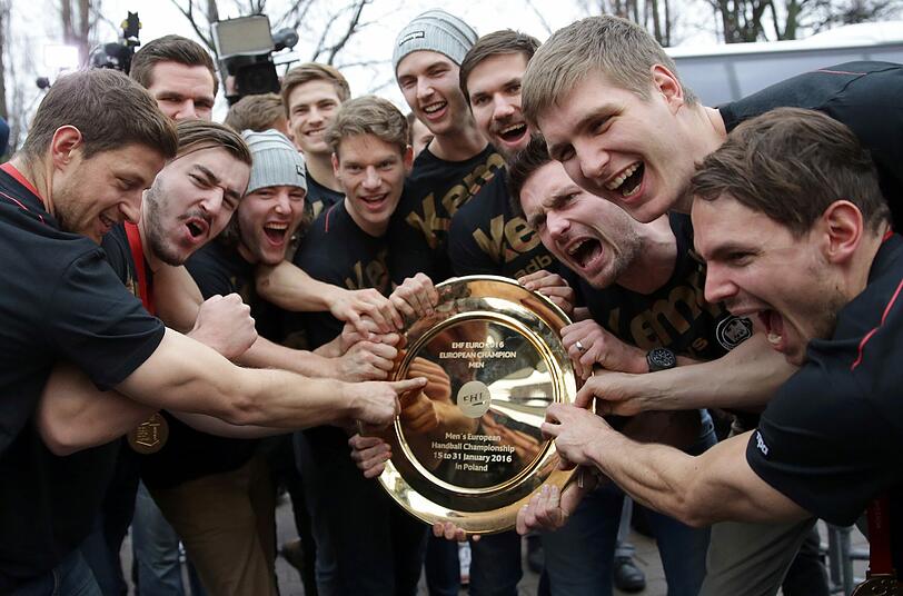 Goldjungs: Die deutschen Nationalhandballer präsentieren ihren Pokal, beziehungsweise eher ihre Schale. Die Handballer hatten am Sonntag gegen Spanien den Titel perfekt gemacht.