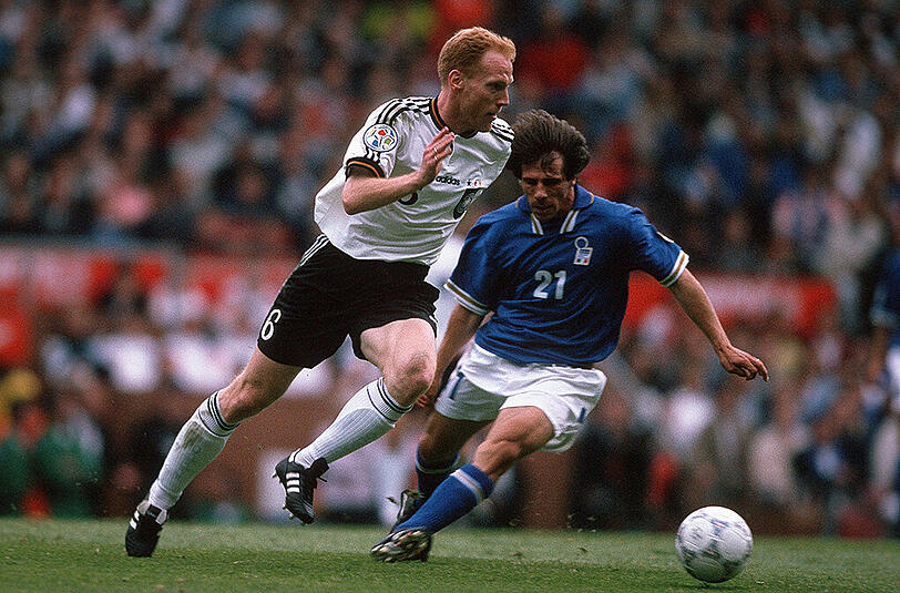 Acht Jahre später: Wieder Europameister, wieder Gruppenphase, wieder Unentschieden. Hier das Duell zwischen Matthias Sammer (l.) und Gianfranco Zola.