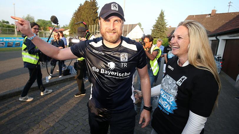 Löwen-Trainer Daniel Bierofka feierte in Pipinsried mit seiner Frau und seinen Eltern an der Seite.