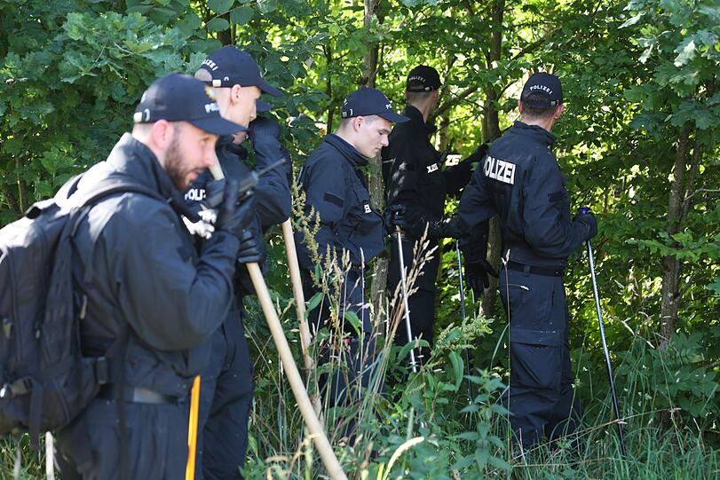 Rund 150 Einsatzkräfte durchsuchten am Freitagvormittag den Truderinger Wald bei Waldperlach.