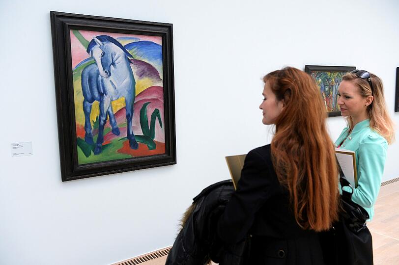 Franz Marcs &bdquo;Blaues Pferd&ldquo; zählt zu den Highlights des Hauses.