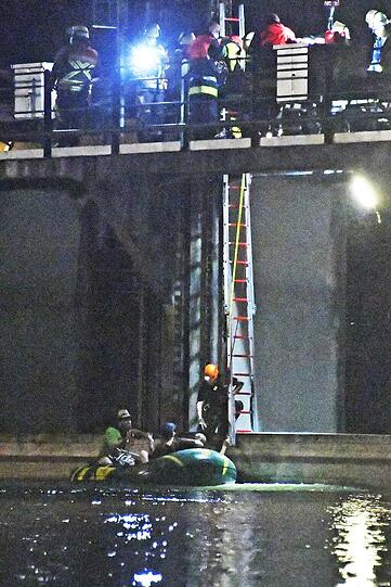 Bei einem nächtlichen Trip mit dem Schlauchboot mussten drei Personen an der Großhesseloher Wehr aus der Isar gerettet werden.