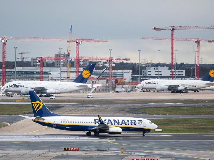 Eine Maschine des Billigfliegers Ryanair am Frankfurter Flughafen.