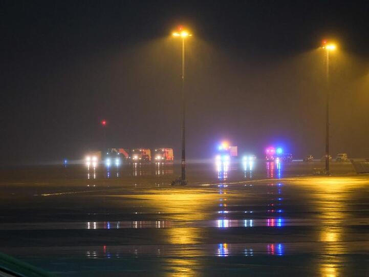 Blick auf das Rollfeld am Flughafen: Rettungskräfte stehen bereit.