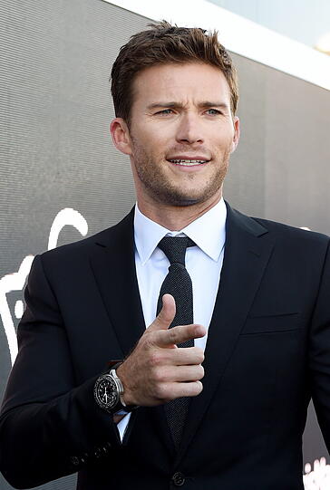 Auch Scoot Eastwood kann seinen berühmten Vater Clint Eastwood nicht verleugnen. Die optische Ähnlichkeit der beiden Schauspieler ist erstaunlich.